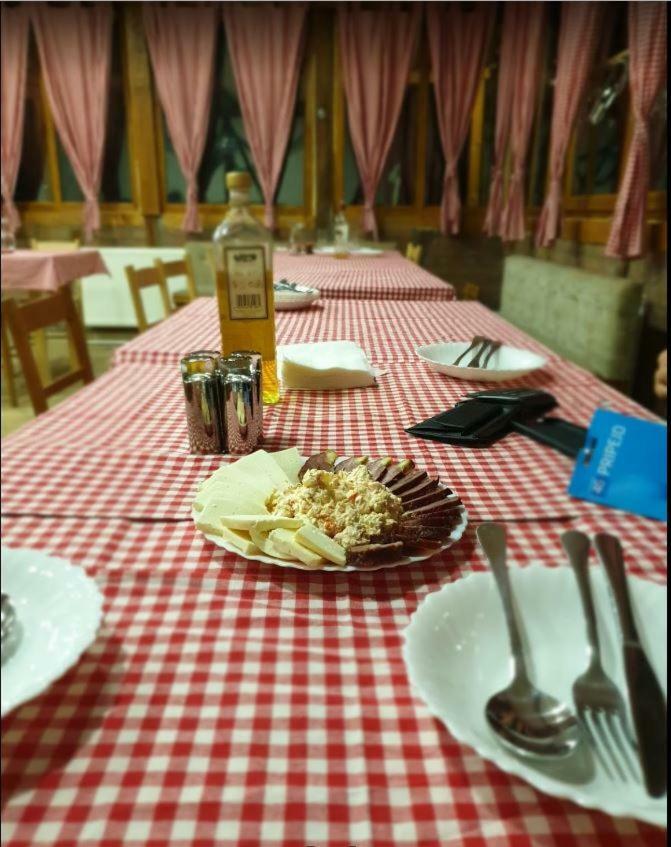 Domacinstvo Kod Gere Bed and Breakfast Crni Vrh Esterno foto